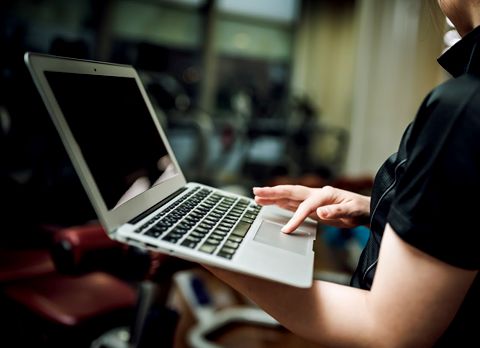 マックブックを持って操作する